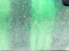 Sposób na zaparowane szyby. 3 domowe triki, które działają lepiej niż klimatyzacja i osuszacze powietrza