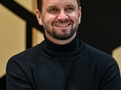 Debiut teatralny znanego twórcy filmowego. Nowa wersja "W pustyni i w puszczy"?