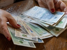 Ważne wieści dla emerytów, ZUS zmienia terminy wypłat. Wielu otrzyma w grudniu nawet dwa przelewy