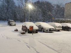 Zima zaatakowała region radomski! Przewróciła się piaskarka, trudne warunki na drogach (RAPORT NA BIEŻĄCO)