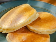 Zamiast racuchów i naleśników smażę budyniowe placuszki. Znikają z talerza jeden po drugim