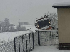 Od rana problemy z odśnieżaniem. Pług wylądował w rowie