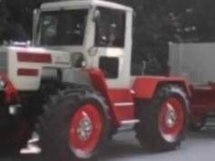 Ukradli z gospodarstwa ciągnik MB Trac z przyczepą. Nietypowy bo biało-czerwony