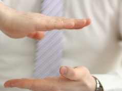 Praworęczny czy leworęczny? Badania mówią, komu w życiu jest łatwiej