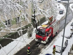Intensywne opady śniegu paraliżują Tarnów i powiat. Setki interwencji strażaków, apel o ostrożność