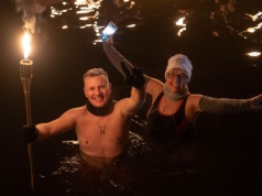 Weszli do wody z pochodniami a później nadciągnęła prawdziwa zima. Na to czekały Radomskie Morsy!