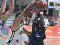 Wyrównane derby Warszawy dla Dzików