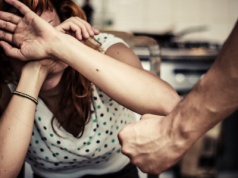 Kiedy goście wyszli, mąż uderzył Ewę w twarz. "Powiedział, że go upokorzyłam"