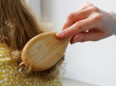 Czeszesz tak dziecko? Robisz to źle. Trycholog zdradza, co jest nie tak