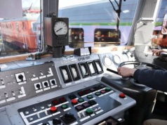 Maszynista zauważył przewód przy torach. Zawiadomił policję