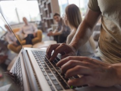 735 tysięcy laptopów i tabletów trafi do polskich szkół. Masowy zakup sprzętów z KPO