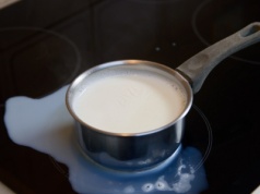 Mleko ciągle kipi z garnka? Zrób to, a zapomnisz o problemie