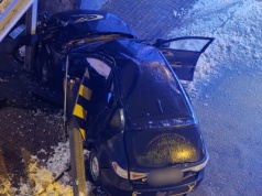 Na osiedlowej uliczce przesadził z prędkością. Subaru uderzyło w słup