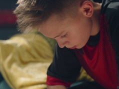 Twoje dziecko wraca ze szkoły i mówi to jedno zdanie. Nie ignoruj tego – to wołanie o pomoc