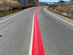 Czerwona linia na drodze. Kierowcy łamią przepisy, więc władze sięgnęły po nowy kolor