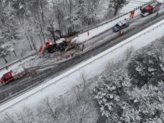 Pługopiaskarka wpadła w poślizg na wiadukcie i wywróciła się na bok. Kierowca ranny