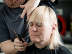 Grzywka "na króliczka" działa jak subtelny lifting. Stylista gwiazd: Figlarnie i naturalnie