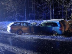 Czołowe zderzenie aut w regionie. Czworo dzieci w szpitalu, jest więcej rannych