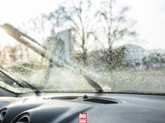 Letni płyn do spryskiwaczy zamarzł? Jest sprawdzony sposób na szybkie rozwiązanie problemu