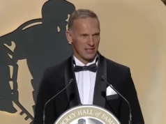 "Dominator" alarmuje. "Zdrajca Trump negocjuje z mordercą"