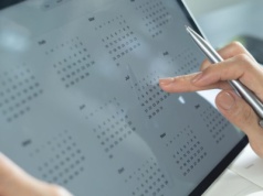 Dni wolne w 2026 roku. Ponad tydzień laby, jeśli "pomostkujesz"