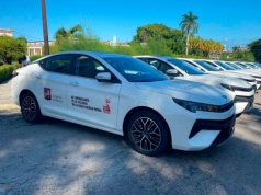 Rosja wysłała samochody do Kuby. W porcie w Hawanie wyładowano auta „Moskwicz”