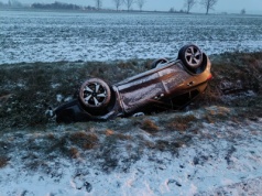 Dachowanie i dwa auta w rowie pod Strzegomiem