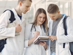 Jak zostać lekarzem w Polsce? Świadectwo chrztu i 21 tys. zł na początek