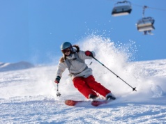 Gdzie pojechać na narty blisko Krakowa i jak spakować sprzęt narciarski?