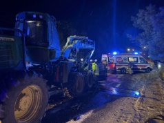 Poważny wypadek na DK12. Osobówka wbiła się w maszynę leśną. Ranne cztery osoby (ZDJĘCIA)