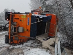 Atak zimy na drogach: pługopiaskarka wpadła w poślizg i przewróciła się na bok