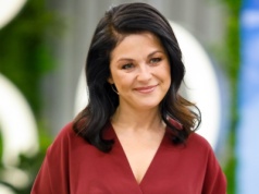 Kasia Cichopek w burgundowej kreacji. Ten fason robi prawdziwe cuda z sylwetką