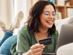 Domowe kino wygrywa z modą – elektronika królową listopadowych zakupów