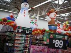 Biedny jak Amerykanin. Starcie gigantów o zakupowe portfele. "Nastroje są ponure"