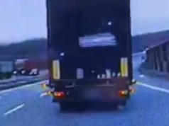 Na autostradzie A4 tafla lodu spadła z ciężarówki tuż przed radiowozem. Kierowca został ukarany mandatem