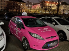 Jej różową taksówką mogą jeździć po Warszawie tylko kobiety. "Nie boją się, jak są ubrane"