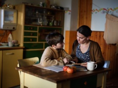 Rodzice mają dosyć szukania bibuły o świcie. "Córka zapomniała? Trudno. Pożyczy albo mieć nie będzie"