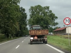 Zabrudzenie drogi błotem z pola. Jaka kara grozi rolnikowi w 2025 roku?