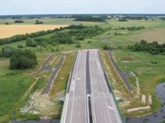 Budowniczowie autostrady chcą więcej czasu lub więcej pieniędzy. Drogowcy chcieliby oddać trasę do ruchu
