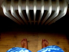 Sąsiedzi mają gaz, on nosi węgiel do mieszkania. Błąd z lat 90. kosztuje go zdrowie