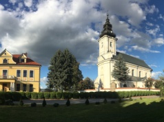 Policja poszukuje sprawców włamania na plebanię w Tuchowie. Poszkodowany jest kapłan