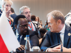 Donald Tusk pojechał do Afryki. Internauci nie szczędzą mu krytyki