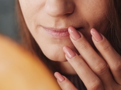 Jak uratować spierzchnięte usta zimą - proste metody, które naprawdę działają