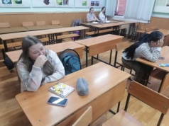 Matka dwóch uczennic: Jest terror w postaci sprawdzianów i klasówek