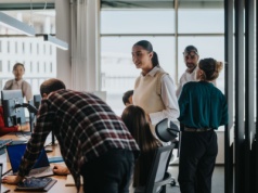 "Spadające zatrudnienie to sygnał ostrzegawczy. Firmy nauczyły się robić więcej mniejszymi zasobami"