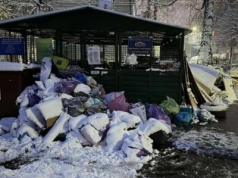 Góry śmieci na Osiedlu Stałym. Leżały tyle, że zasypał je śnieg