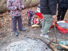 Kobieta z dziećmi przy ognisku nad Wisłą. Uchodźcy ze wschodu nie mieli się gdzie podziać
