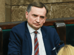 Kibice zwrócili się do Ziobry. Transparenty na stadionie