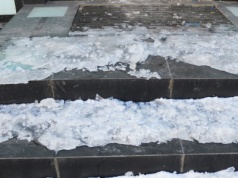 Zamiast solą, posyp podjazd i schody tym. Zapomnisz o białych śladach