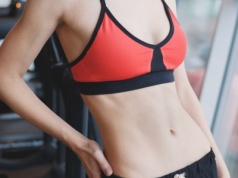 Brzuch płaski bez brzuszków i maty? Ten zestaw naprawdę działa